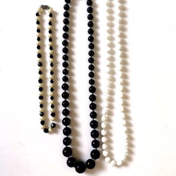 Vintage Jewelry - Lot of Vintage pearl necklaces. Black and white pearl necklace lot. Bead necklac